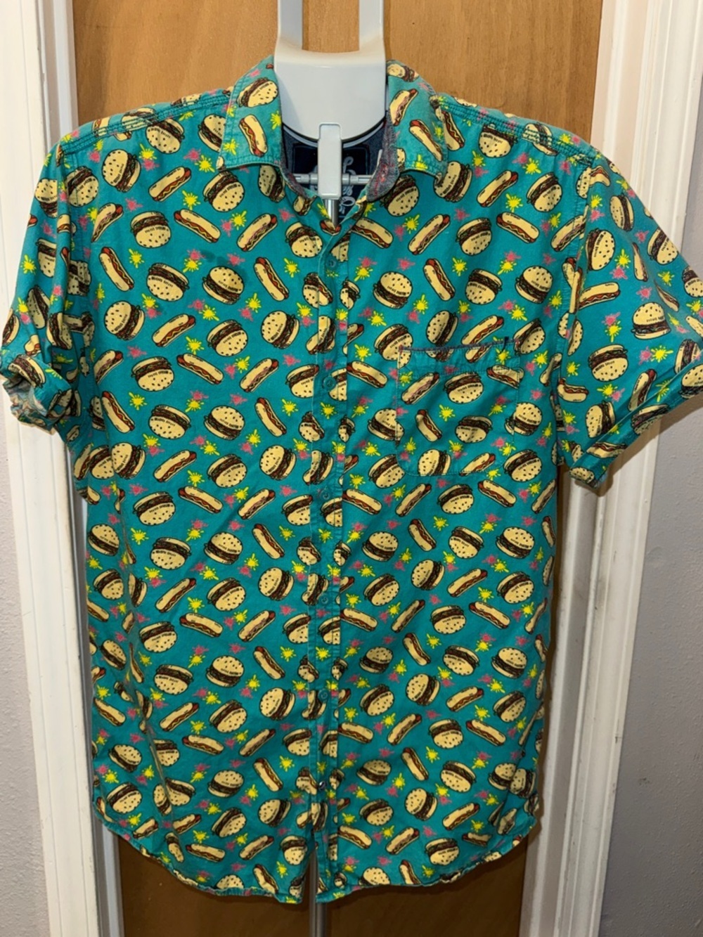GOOD VIBES Men Slim Fit Graphic Hamburgers & Hotdogs BBQ shirt, Button Up Sz L​